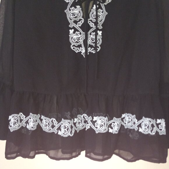 WALTER BAKER Black Sheer Top with White Decorative Accent Women's M - Picture 5 of 7